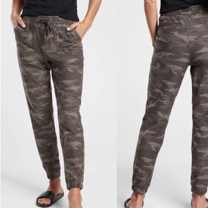 Athleta Farallon Camo Jogger SIZE 4